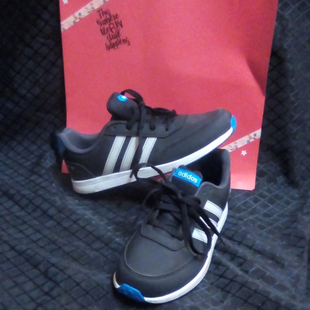 Adidas tennies nwot